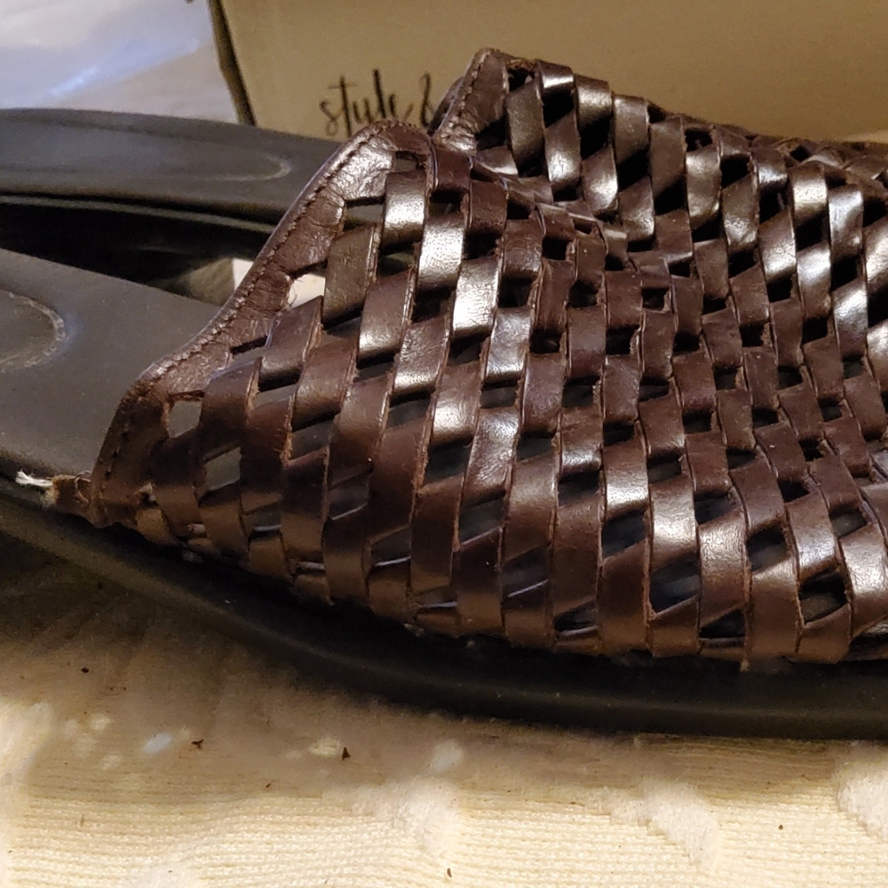Unbranded woven slides